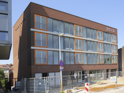 906335 Gezicht op het nieuwe winkel- en appartementengebouw '3513' aan de Westerdijk te Utrecht.